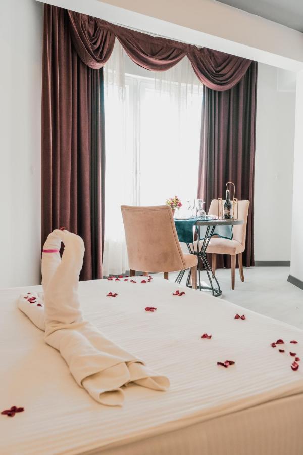 Inn Town Hotel เอสเกซีเฮียร์ ภายนอก รูปภาพ